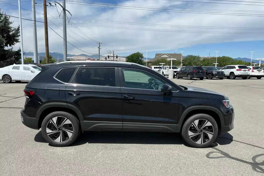 2025 Volkswagen Taos SE photo 1