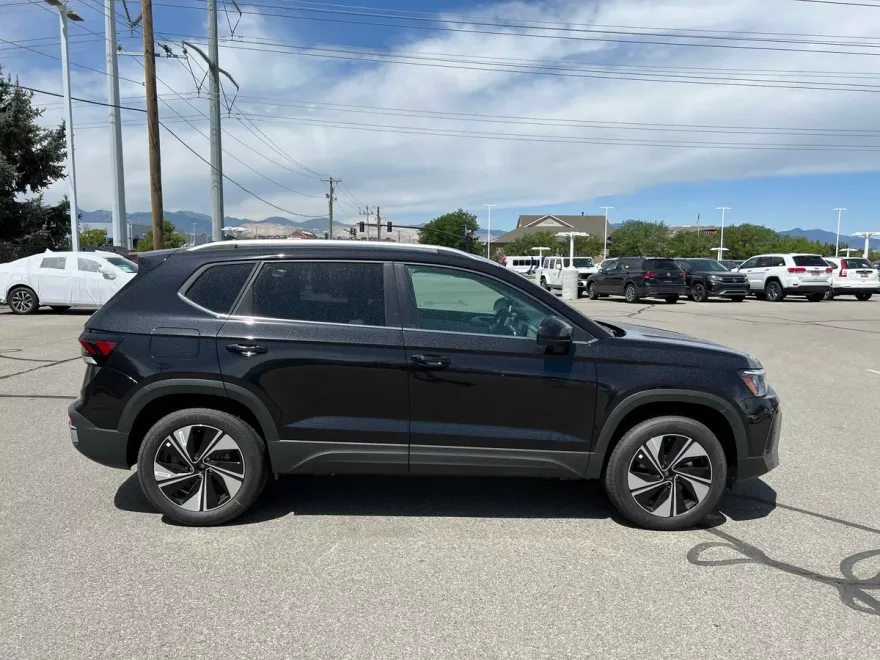 2025 Volkswagen Taos SE photo 1