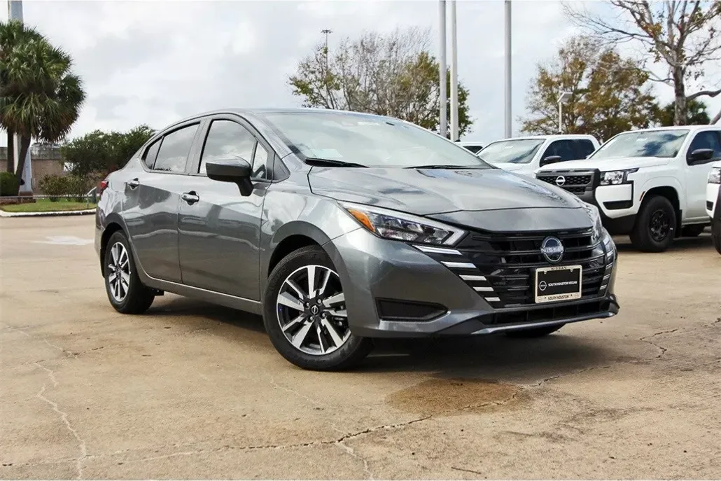 2025 Nissan Versa 1.6 SV photo 1