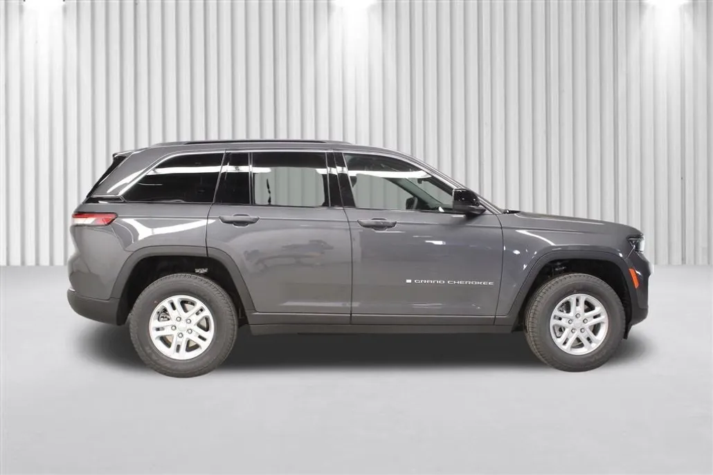 2025 Jeep Grand Cherokee Laredo photo 1