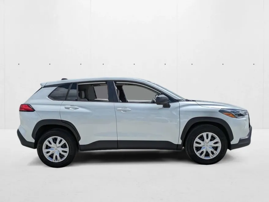 2023 Toyota Corolla Cross L photo 1