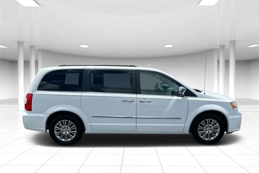 2016 Chrysler Town & Country photo 1