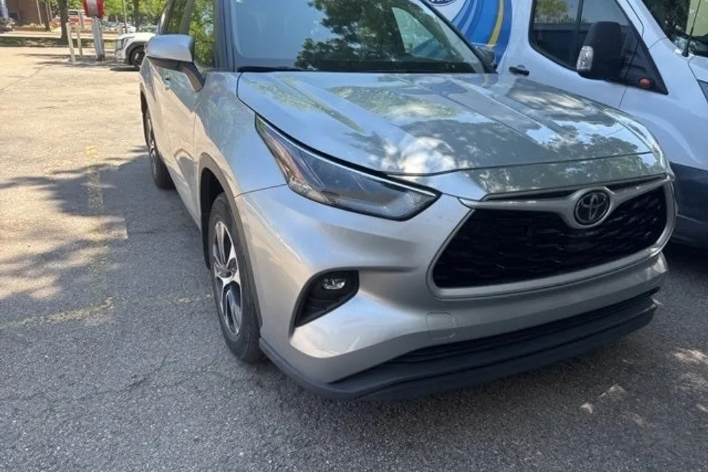 2024 Toyota Highlander XLE photo 1