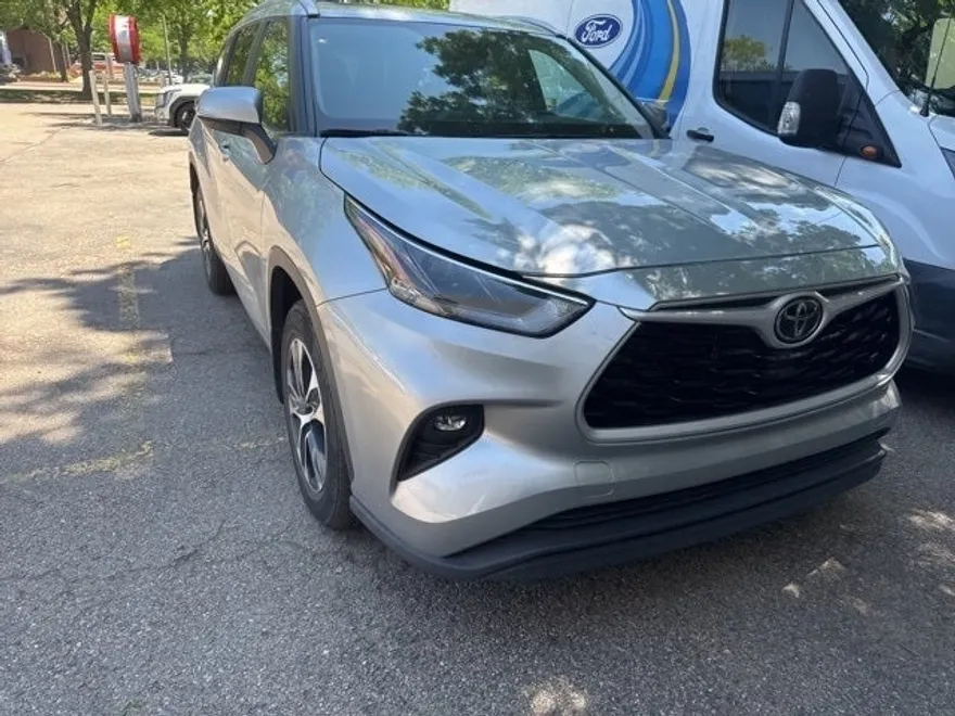 2024 Toyota Highlander XLE photo 1