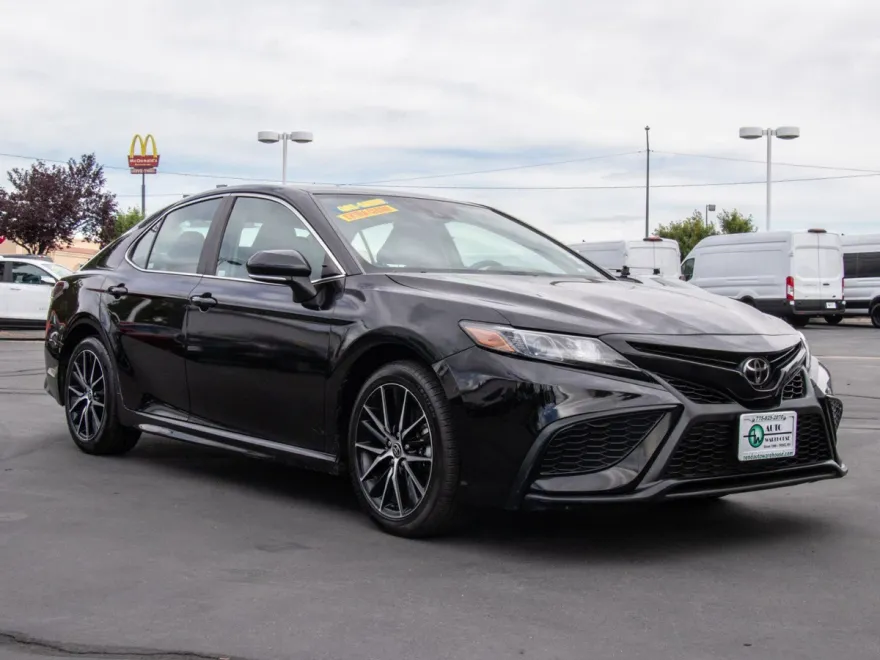 2022 Toyota Camry SE photo 1