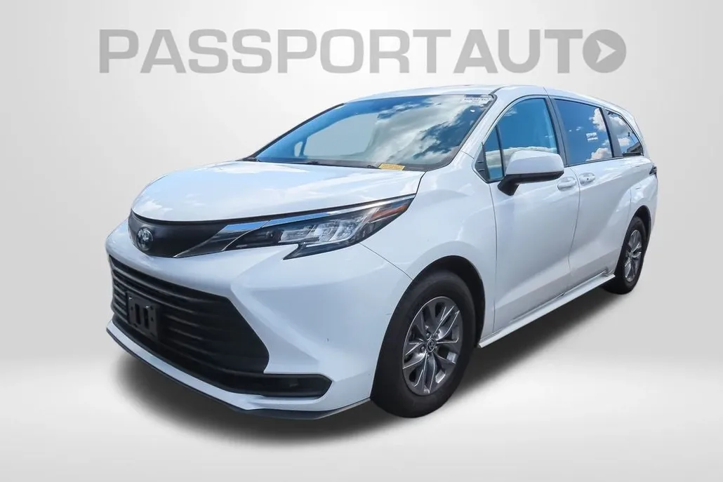 2023 Toyota Sienna LE photo 1