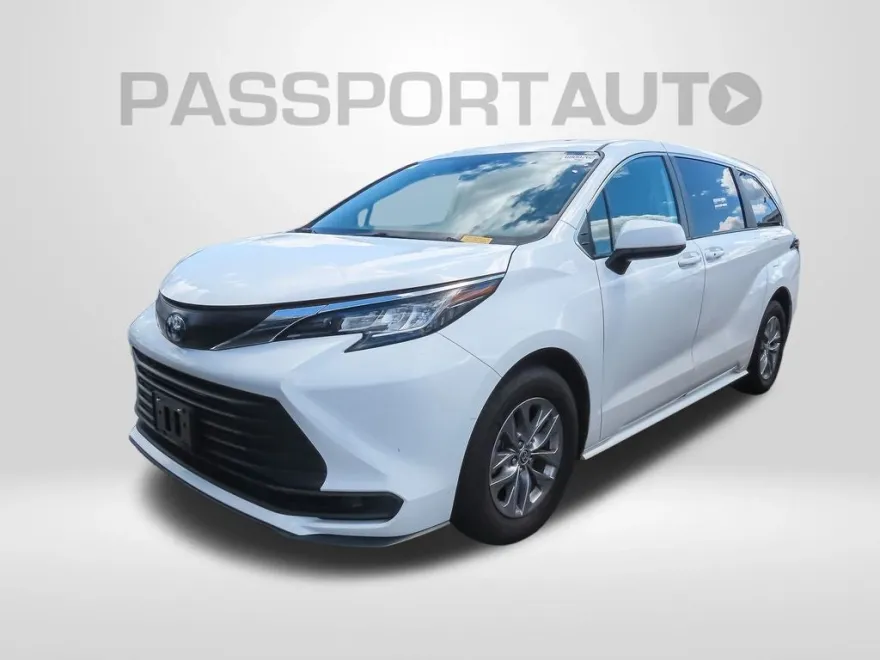 2023 Toyota Sienna LE photo 1