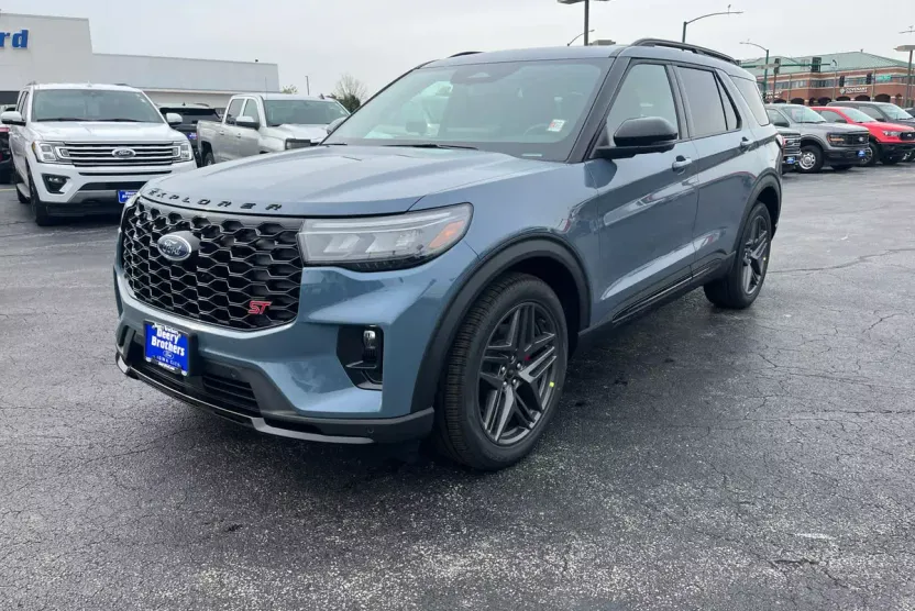 2025 Ford Explorer ST photo 1