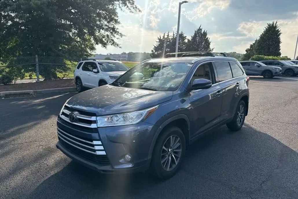 2019 Toyota Highlander XLE photo 1