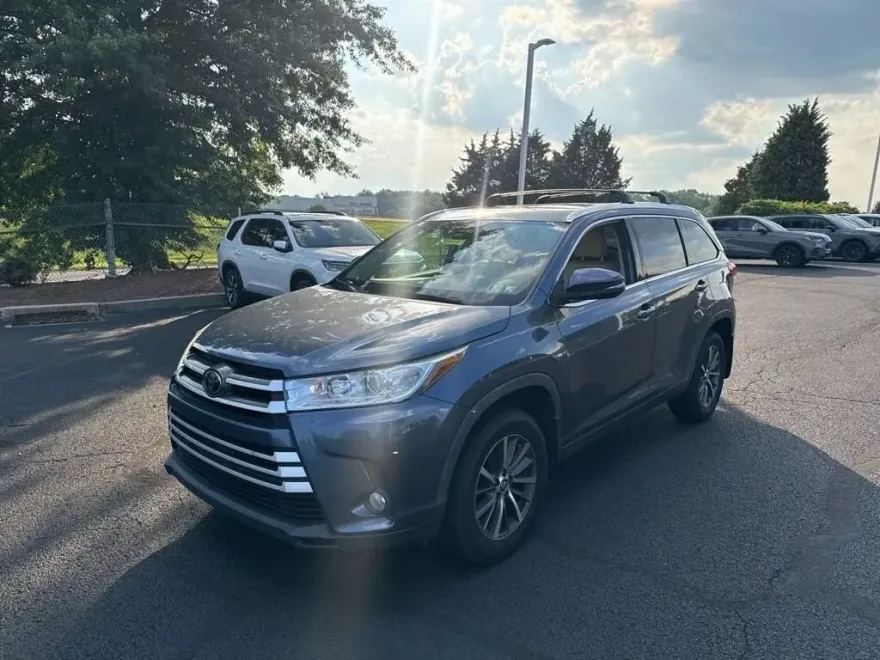 2019 Toyota Highlander XLE photo 1