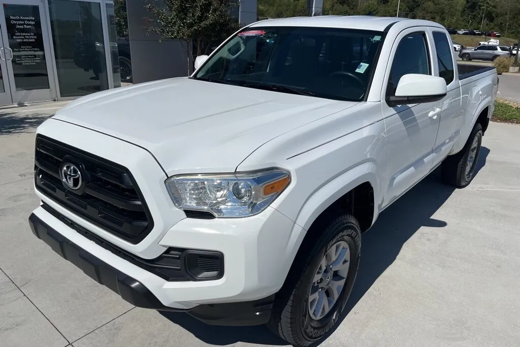 2017 Toyota Tacoma SR photo 1