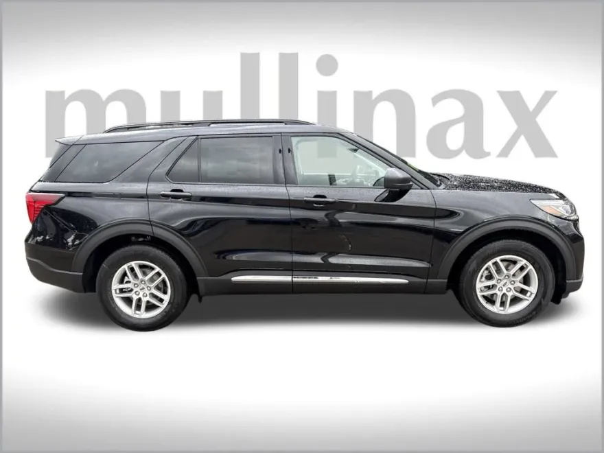 2025 Ford Explorer photo 1