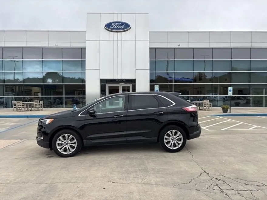 2022 Ford Edge Titanium photo 1