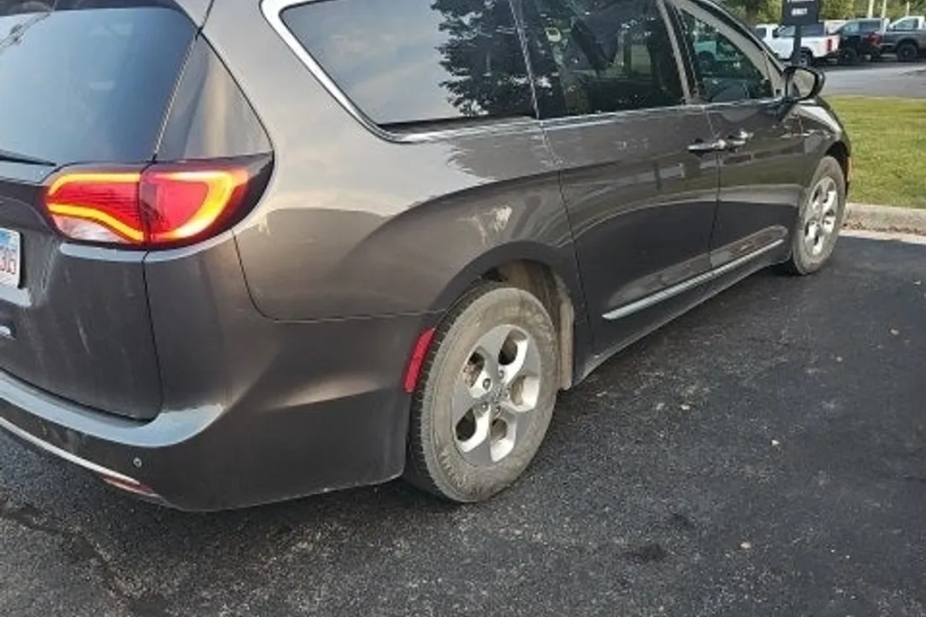 2017 Chrysler Pacifica Touring Plus photo 1