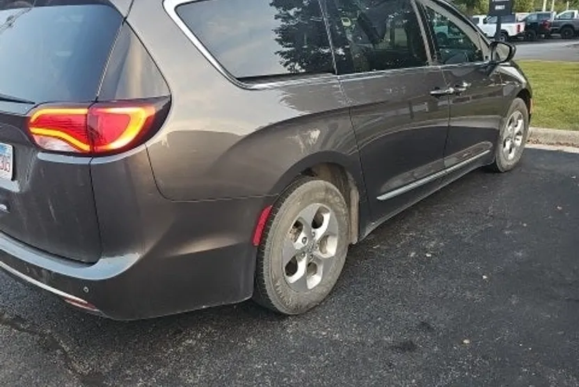 2017 Chrysler Pacifica Touring Plus photo 1