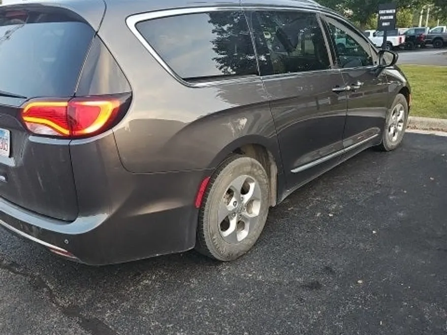 2017 Chrysler Pacifica Touring Plus photo 1