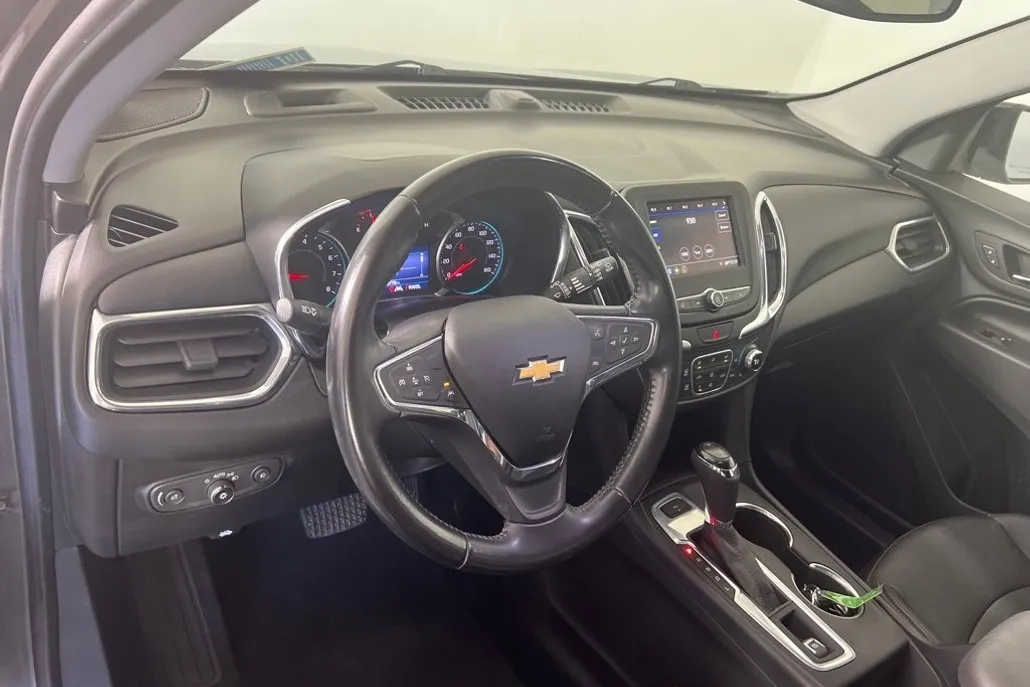 2020 Chevrolet Equinox LT photo 1