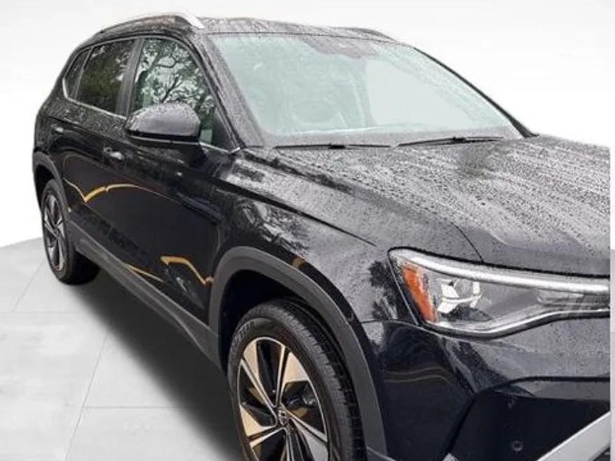 2025 Volkswagen Taos SE photo 1