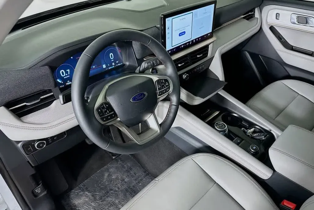2025 Ford Explorer photo 1