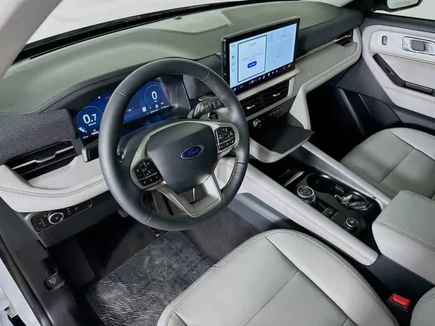2025 Ford Explorer photo 1