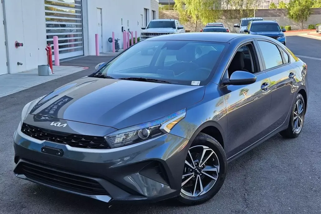 2023 Kia Forte LXS photo 1