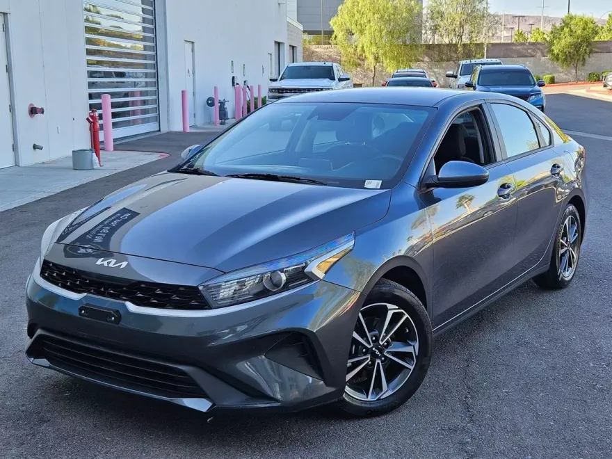 2023 Kia Forte LXS photo 1
