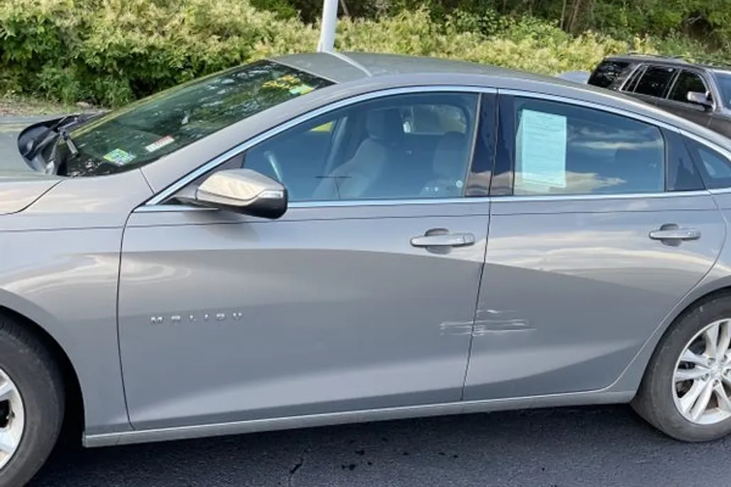 2018 Chevrolet Malibu 1LT photo 1