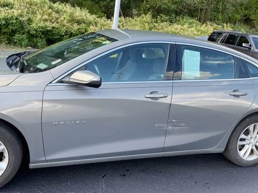 2018 Chevrolet Malibu 1LT photo 1