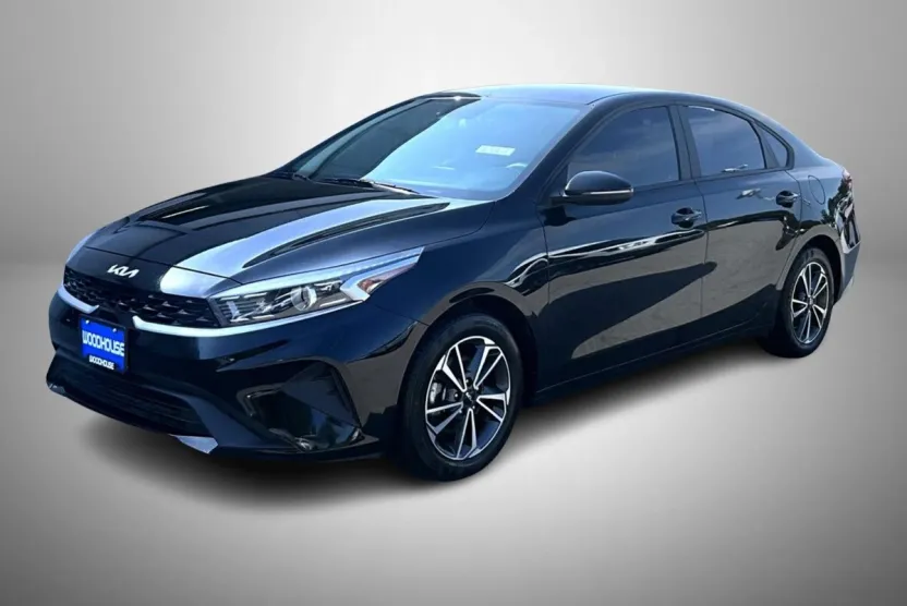 2023 Kia Forte LXS photo 1