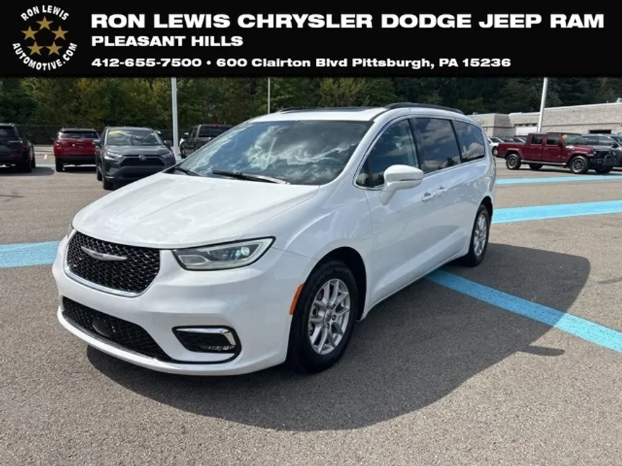 2022 Chrysler Pacifica Touring L photo 1