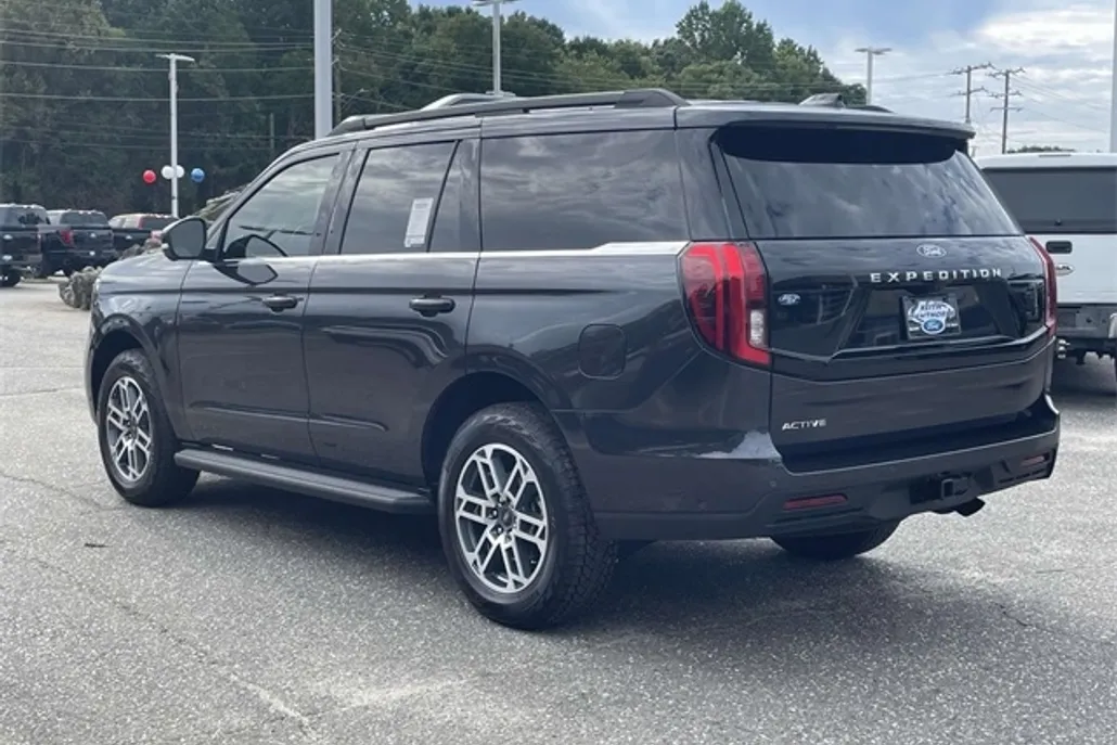 2025 Ford Expedition photo 1
