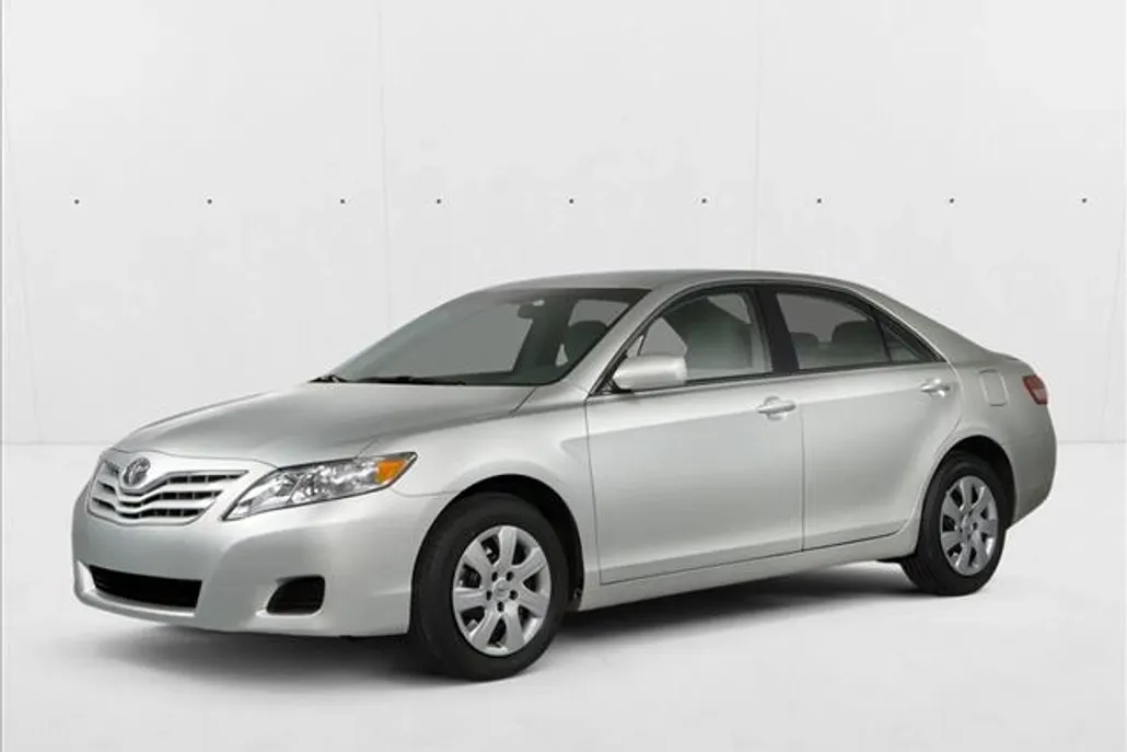 2010 Toyota Camry LE photo 1