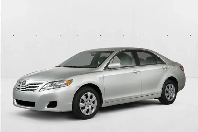 2010 Toyota Camry LE photo 1