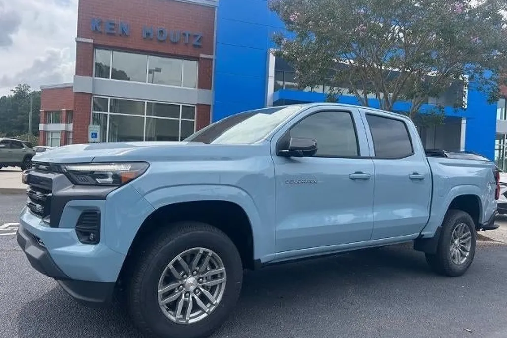2026 Chevrolet Colorado LT photo 1