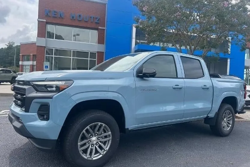 2026 Chevrolet Colorado LT photo 1