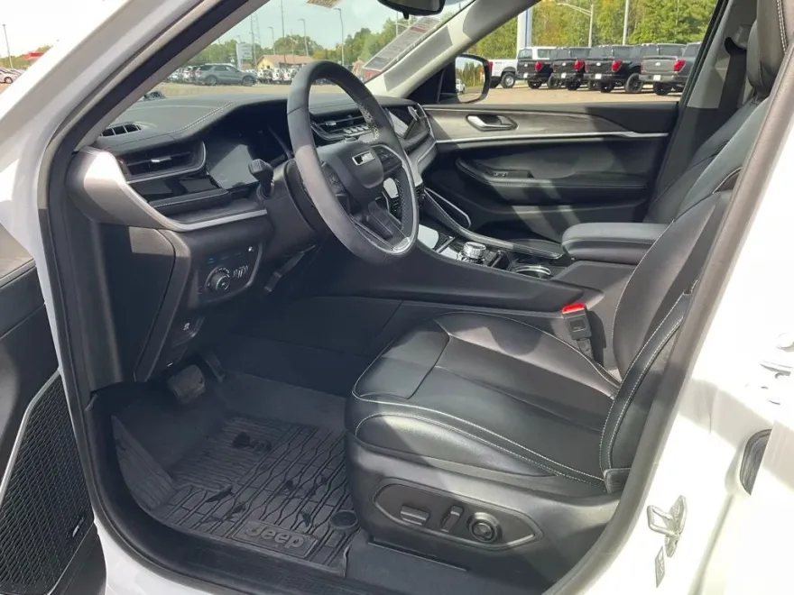 2023 Jeep Cherokee 4xe photo 2