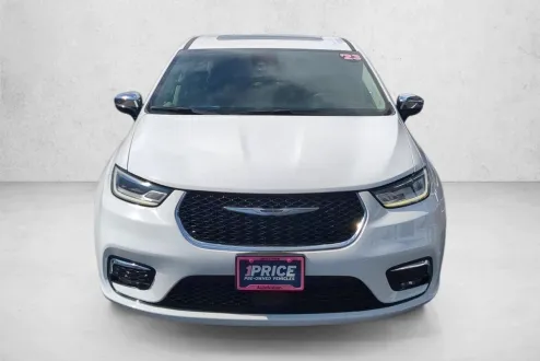 2023 Chrysler Pacifica Hybrid Limited photo 2