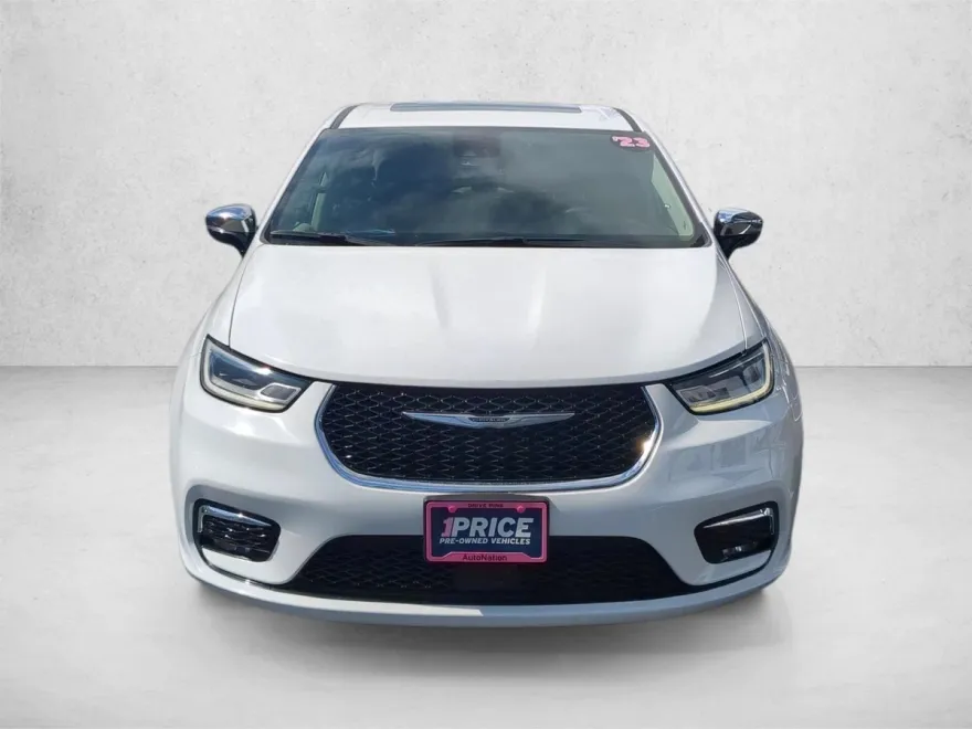2023 Chrysler Pacifica Hybrid Limited photo 2