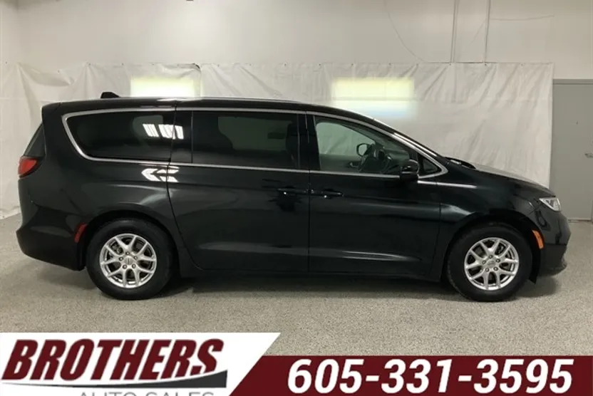 2023 Chrysler Pacifica Touring L photo 1