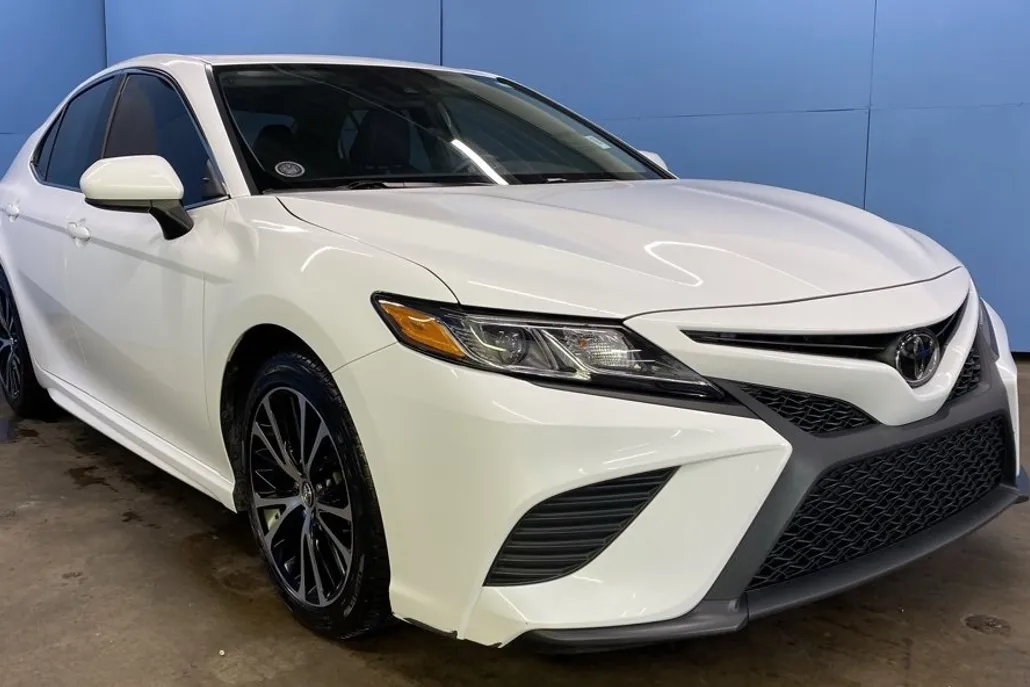 2020 Toyota Camry SE photo 1