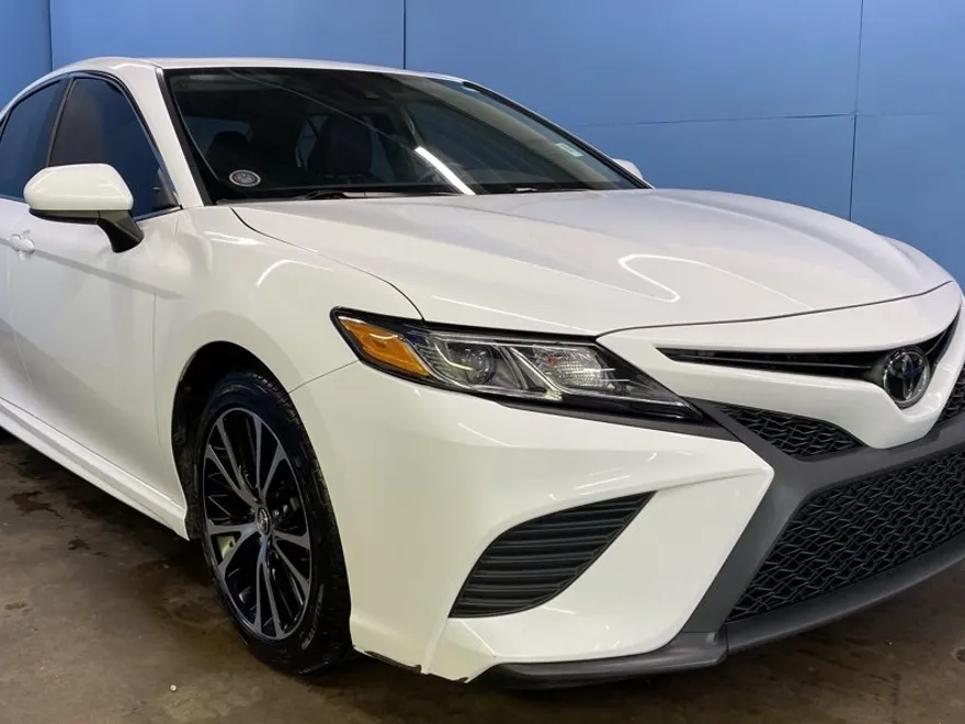 2020 Toyota Camry SE photo 1