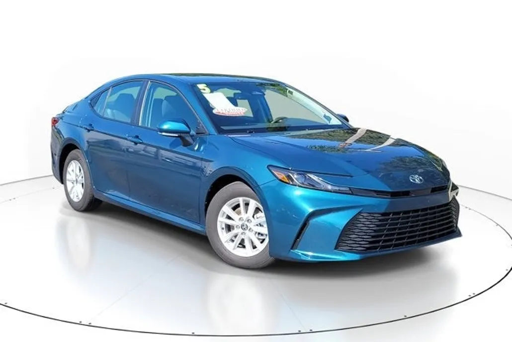 2025 Toyota Camry LE photo 1