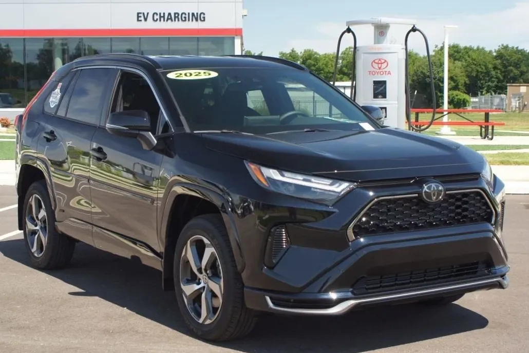 2025 Toyota RAV4 Hybrid SE photo 1