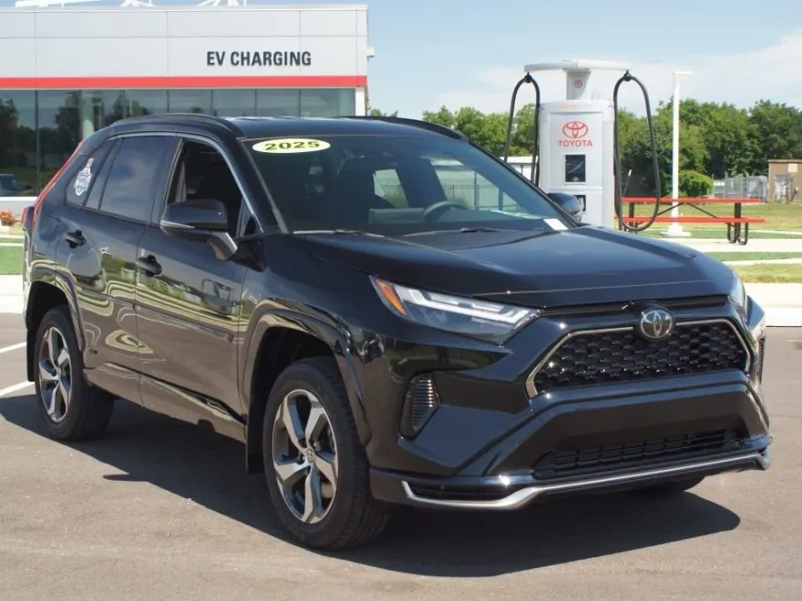 2025 Toyota RAV4 Hybrid SE photo 1
