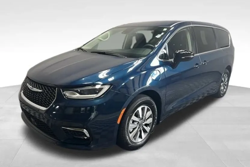 2024 Chrysler Pacifica Hybrid photo 1