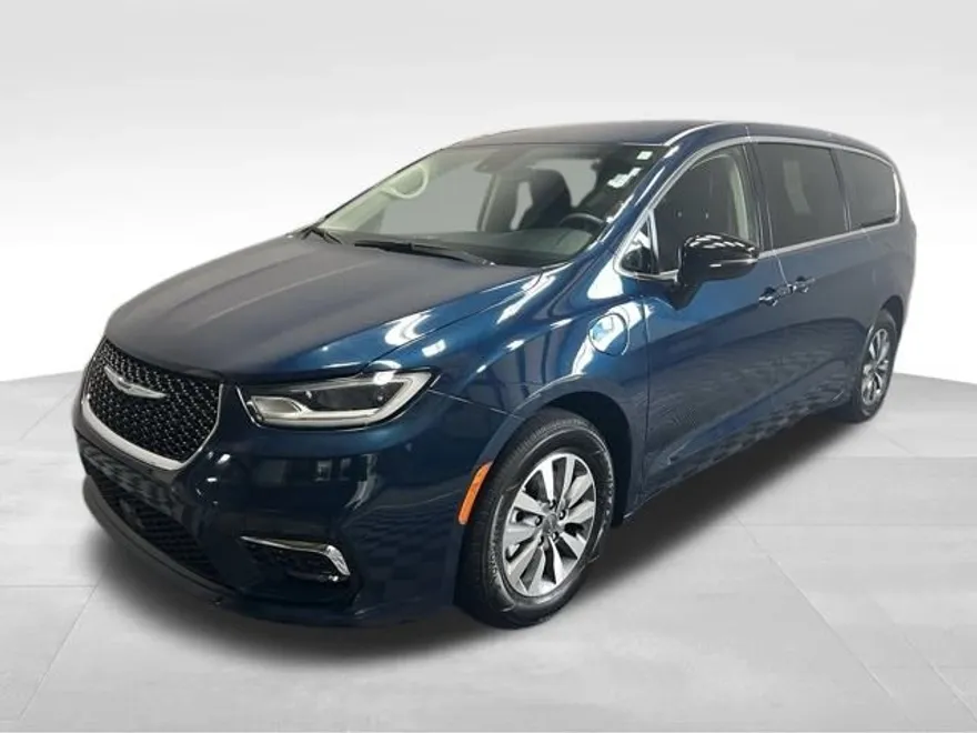 2024 Chrysler Pacifica Hybrid photo 1