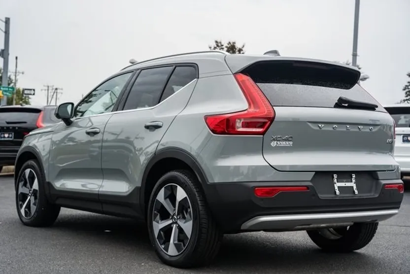 2024 Volvo XC40 Plus photo 1