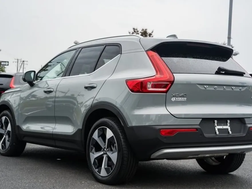 2024 Volvo XC40 Plus photo 1