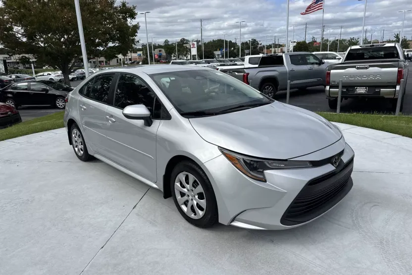 2024 Toyota Corolla LE photo 1