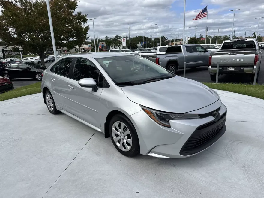 2024 Toyota Corolla LE photo 1